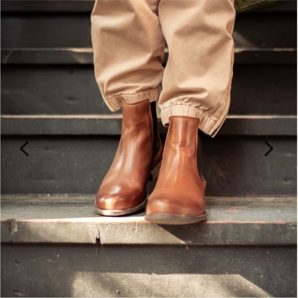 Frye Chelsea Leather Boots 7.5